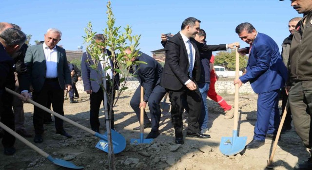 Kozanda yüzlerce fidan toprakla buluştu