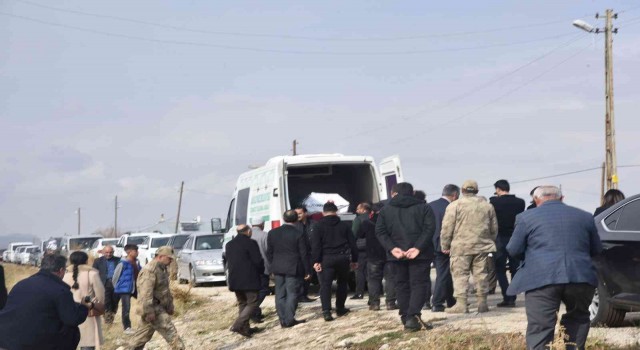 Kuduz nedeniyle hayatını kaybeden çocuk gözyaşları içinde toprağa verildi
