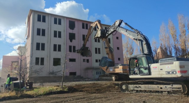 Kümbetin görünüşünü bozan yurt binasının yıkım çalışmaları başladı