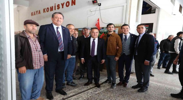 Kumlucada toptancı halleri sezonu açtı