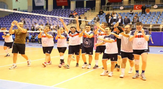 Kurumlararası Voleybol Turnuvasında İl Emniyet Müdürlüğü şampiyon oldu