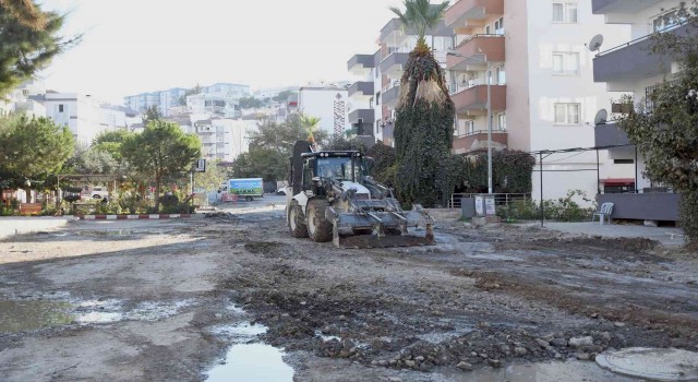 Kuşadası Belediyesinin yol yenileme çalışmaları devam ediyor