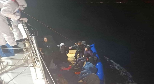 Kuşadasında 16 düzensiz göçmen kurtarıldı