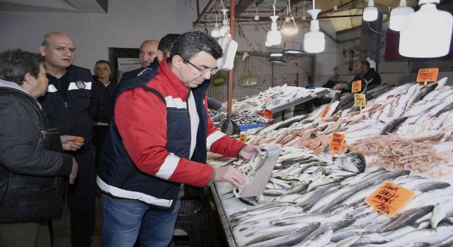 Kuşadasında balık tezgahları denetlendi