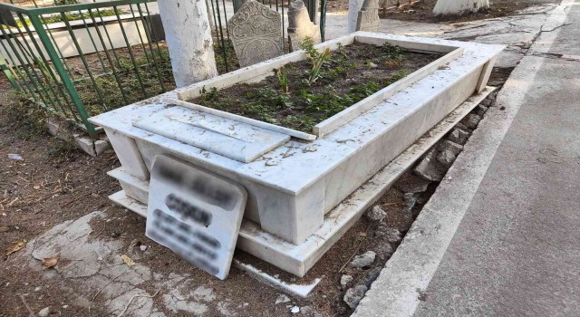 Kuşadasında mezar taşlarını tahrip ettiler