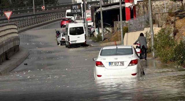 Kuşadasında sağanak yağış etkili oldu, yollar göle döndü