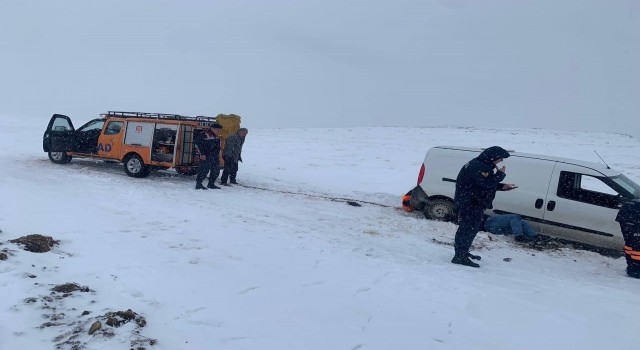 Kuşmer Yaylasında kardan mahsur kalan vatandaşın yardımına AFAD ve jandarma yetişti