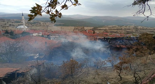 Kütahyada 2 ev yandı, bir itfaiye eri dumandan etkilendi