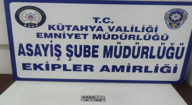 Kütahyada araması bulunan şahsın üzerinde uyuşturucu ele geçirildi