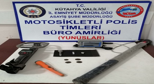 Kütahyada bir araçta tarihi eser ve uyuşturucu ele geçirildi