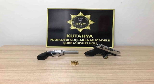 Kütahyada durdurulan araçta 2 ruhsatsız tabanca ele geçirildi