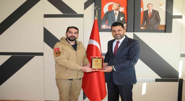 Kütahyada helikopter ve İHA uçuş ekibine teşekkür plaketi