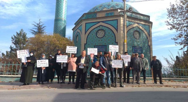Kütahyalılar zemininde kayma yaşanan Çinili Camiinin ibadete açılmasını istiyor
