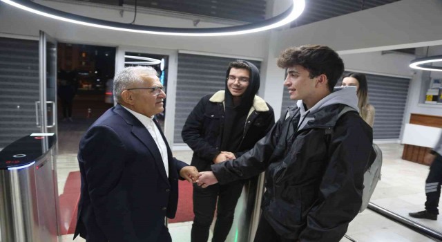 Kütüphanede Öğrencileri Başkan Büyükkılıç Karşıladı