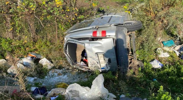 Lastiği patlayan araç şarampole yuvarlandı: 3 yaralı