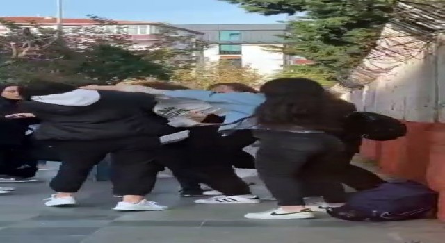 Lise önünde kızların saç saça baş başa kavgası kamerada
