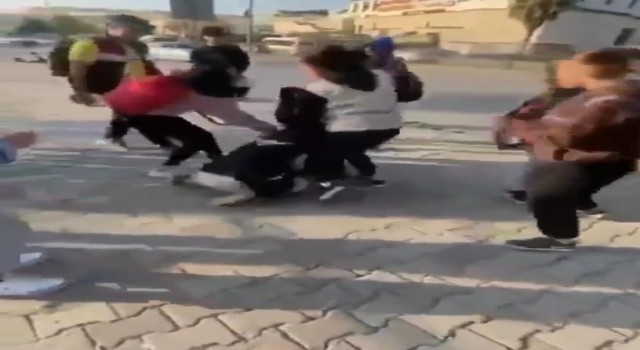 Liseli kızın feci şekilde dövülmesini arkadaşları gülerek izledi