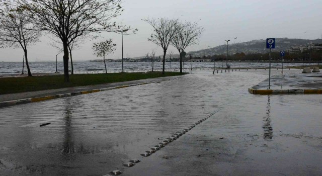 Lodos esti, kentin en büyük otoparkı denizle birleşti