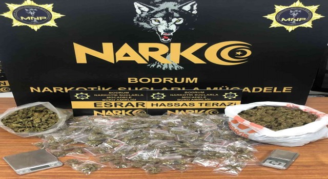Lüks otomobille uyuşturucu ticareti yaparken yakalandı