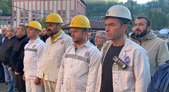 Madenci ve yol inşaatı işçileri ile vatandaşlardan Atatürke saygı duruşu