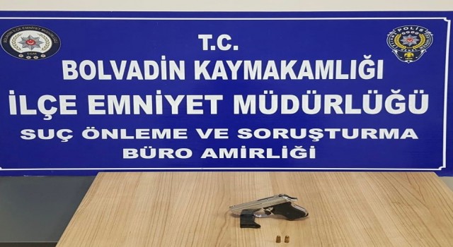 Mahalle ve çarşı bekçileri ruhsatsız tabanca ele geçirdi