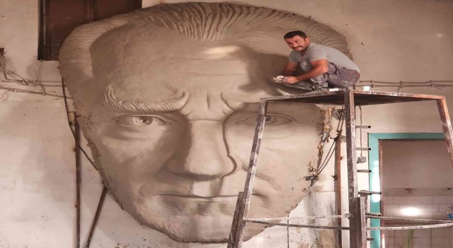 Malatya'ya 4,5 metrelik Atatürk maskı