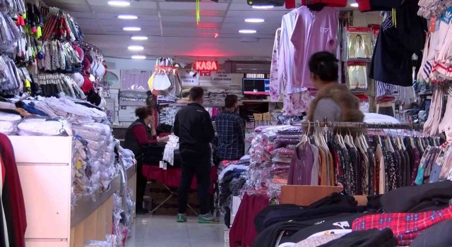 Maltepede mağazadan mont hırsızlığı kamerada