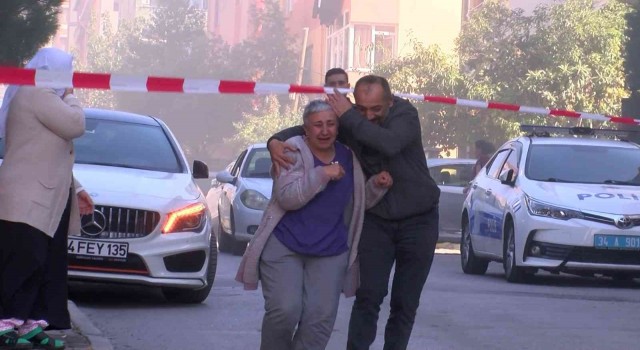 Maltepede yanan iş yerini gözyaşlarıyla izledi