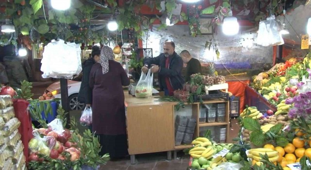 Manav çalışanı uyudu, hırsız peyder pey manavı soydu