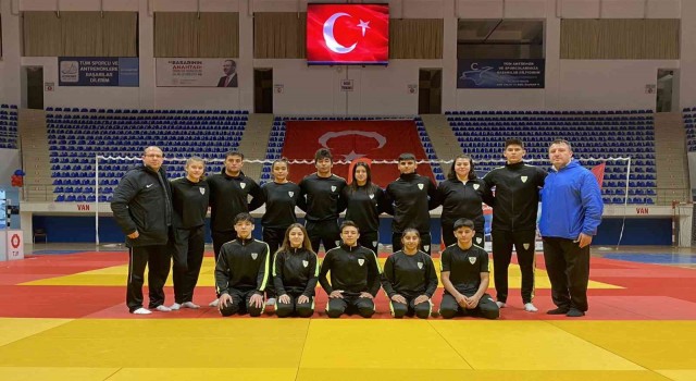 Manisa BBSKlı judocular lige iddialı başladı