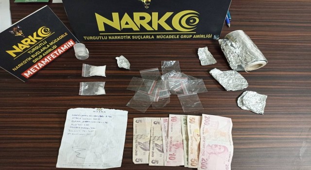 Manisada evlerinde metamfetamin ele geçirilen 3 şüpheli tutuklandı