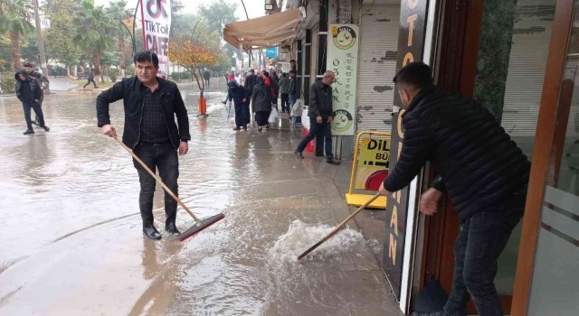 Mardinde göle dönen caddede dükkanları su bastı, esnaf caddeye olta attı