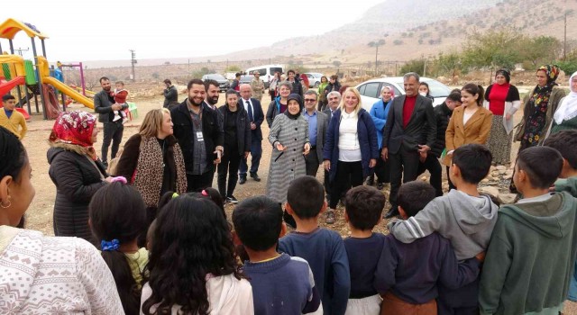 Mardine gelen turist kadınlar, çocukların yüzünü güldürdü