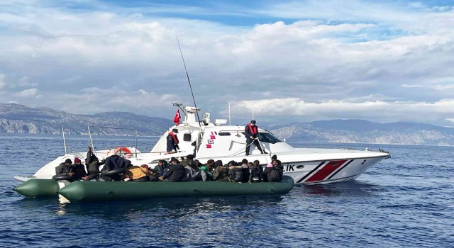 Marmariste 37 düzensiz göçmen kurtarıldı