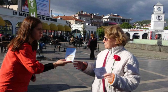 Marmariste Kadına El Kalkamaz dediler, karanfil dağıttılar