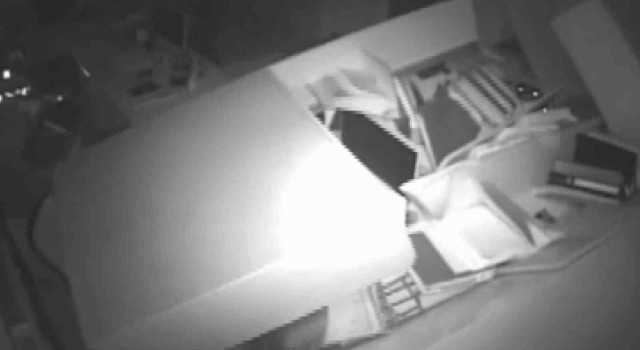 Masalar sandalyeler hareket etti, devrilen dolap bilgisayarların üstüne düştü