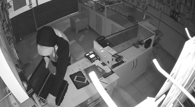 Maskeli ve eldivenli cep telefonu hrsızlığı