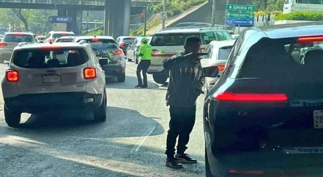 Meksikada silahlı adam trafikteki araçları soydu