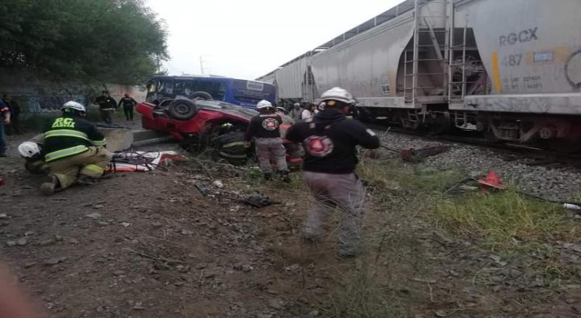 Meksikada tren otomobil ve otobüsü biçti: 1 ölü, 19 yaralı