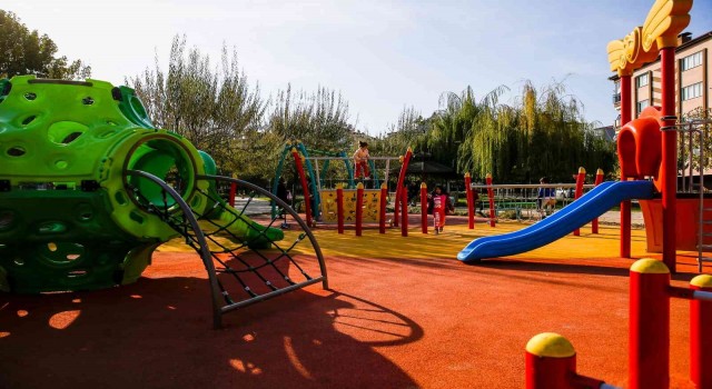 Merkezefendide parklar sonbahar bakımına alındı