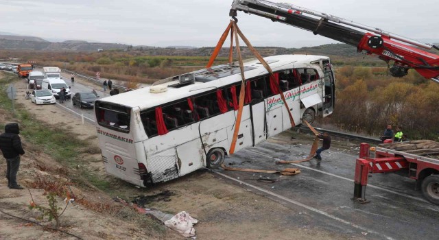 Mersinde otobüs kazası: 1i ağır 10 yaralı hastaneye sevk edildi