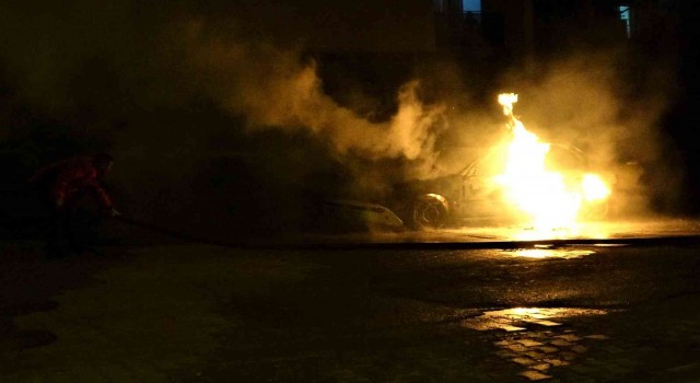 Mersinde otomobil alev alev yandı