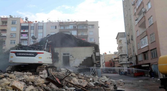Mersinde tehlike oluşturan 3 metruk bina yıkıldı