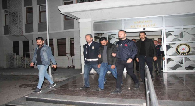 Mersinde üniversiteli kızlara yabancı cisim atan motosikletli gençler yakalandı