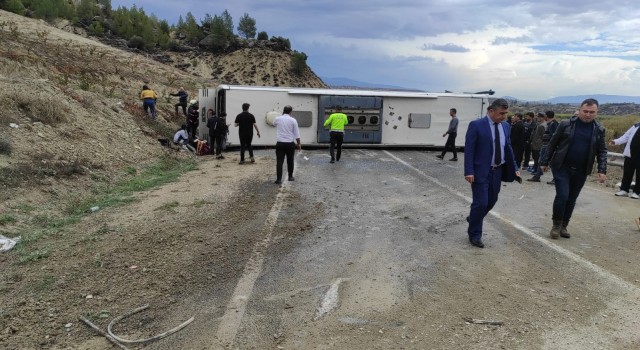 Mersinde yolcu otobüsü devrildi: 18 yaralı
