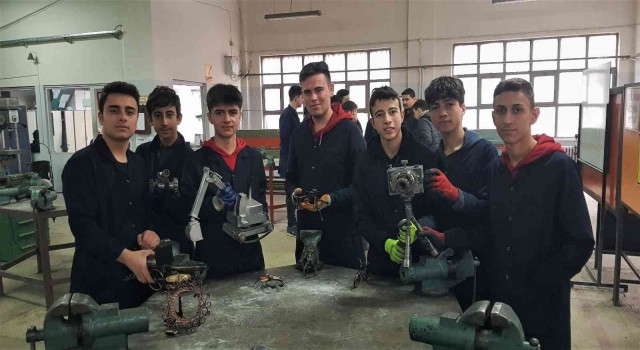 Meslek liseliler atık malzemelerle hem becerilerini artırıyor hem de üretiyorlar