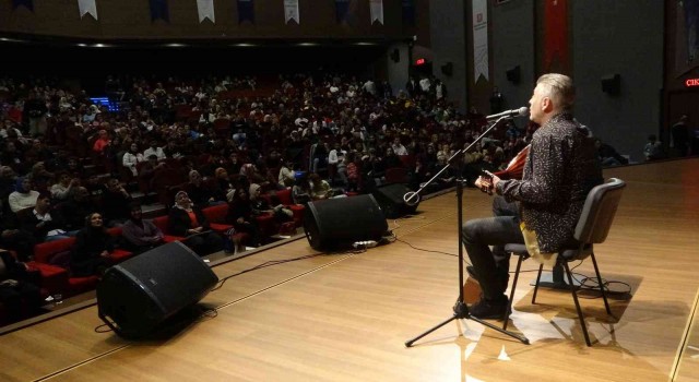 Metin Şentürk, üniversite öğrencilerini hem eğlendirdi hem de hayat tecrübesini paylaştı