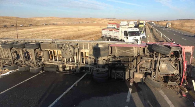 Metrelerce sürüklenen tır karşı şeride devrildi: 1 yaralı