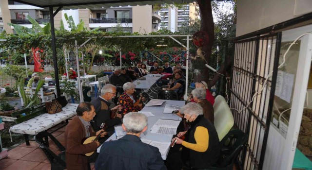 Mezitli Belediyesi okuma evi vatandaşların uğrak noktası oldu