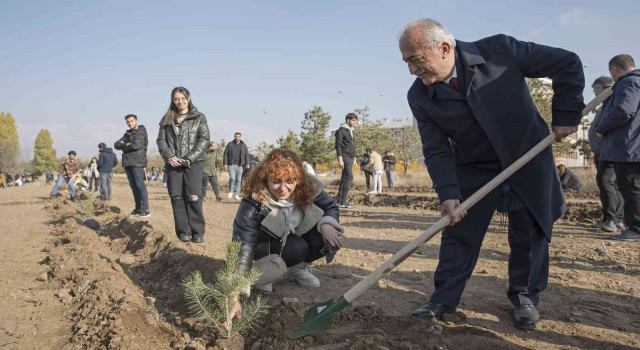 Milli ağaçlandırma gününde fidanlar toprakla buluştu